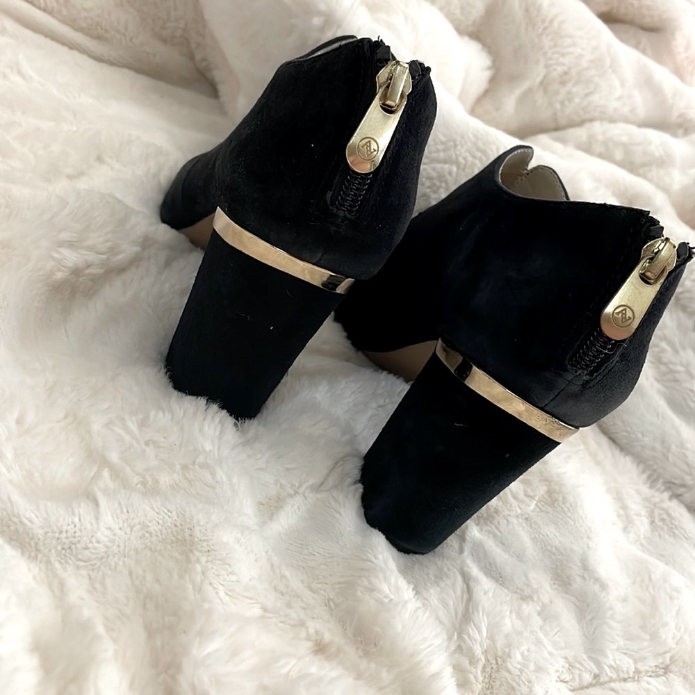 ADRIENNE VITTADINI Black “KANTRELLE” Booties - Picture 4 of 9